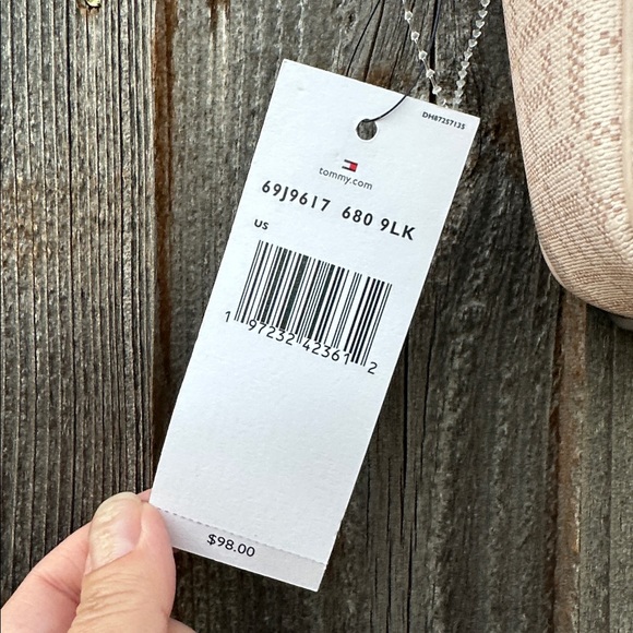 Tommy Hilfiger Tan and Brown Crossbody Bag NWT - Picture 4 of 10